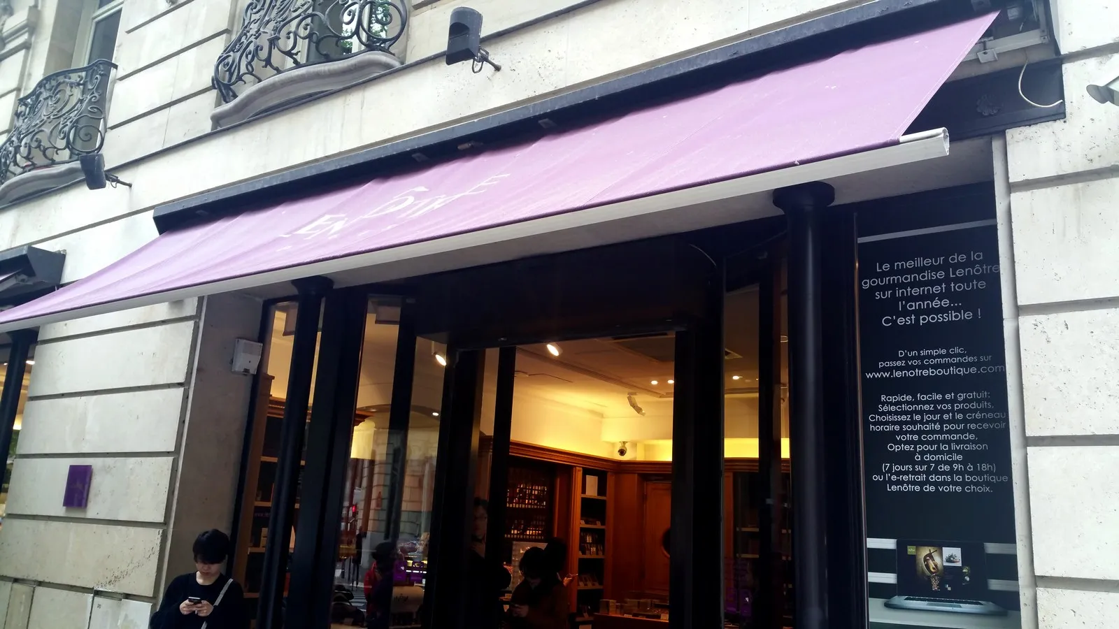 当日上午9点半，同学们于位于凯旋门附近维克多·雨果大街的雷诺特门店集合