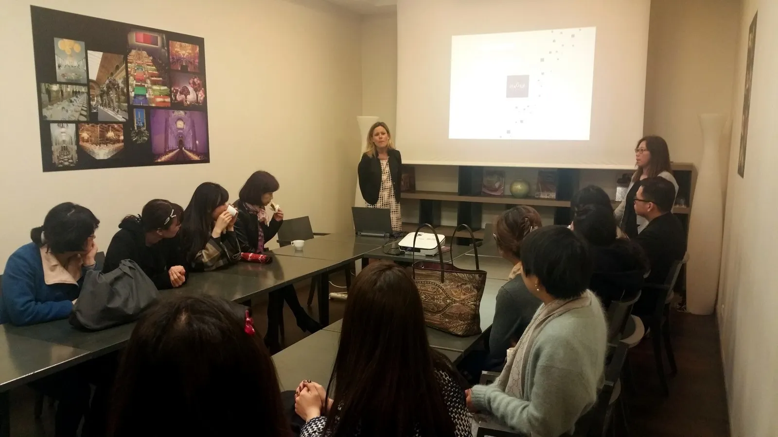 导游讲解雷诺特学校的历史、现状、课程、教师等信息