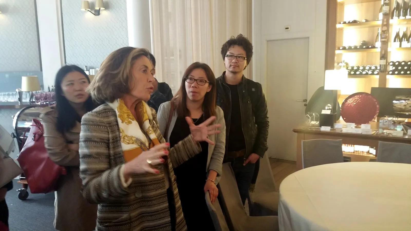 雷诺特楼阁的负责人进行讲解